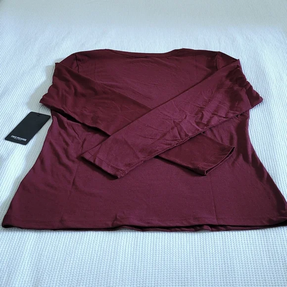 True Religion🙏 Long Sleeve Silver🤍 Foil Graphic Tee - NWT - Picture 11 of 12